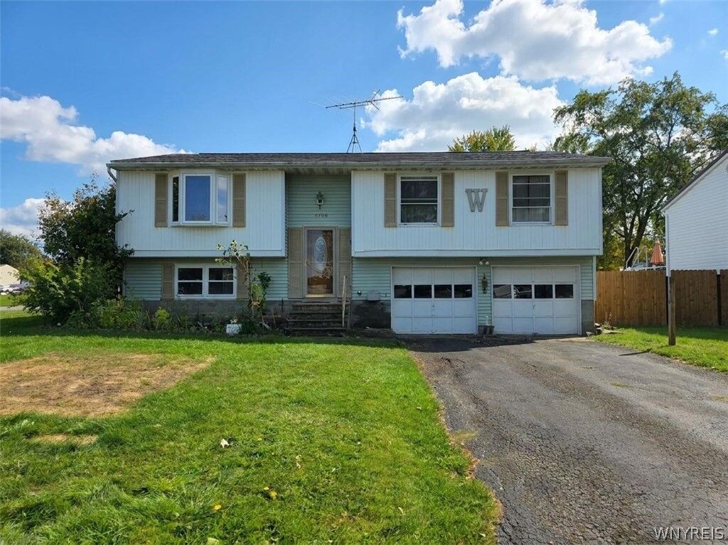 Property Photo:  6568 Royal Parkway N  NY 14094 