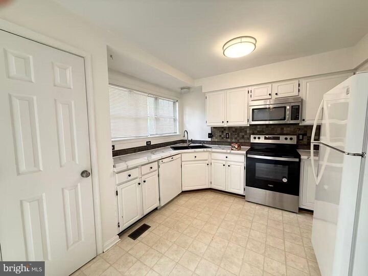 Property Photo:  8630 Sanderling Drive  VA 20110 