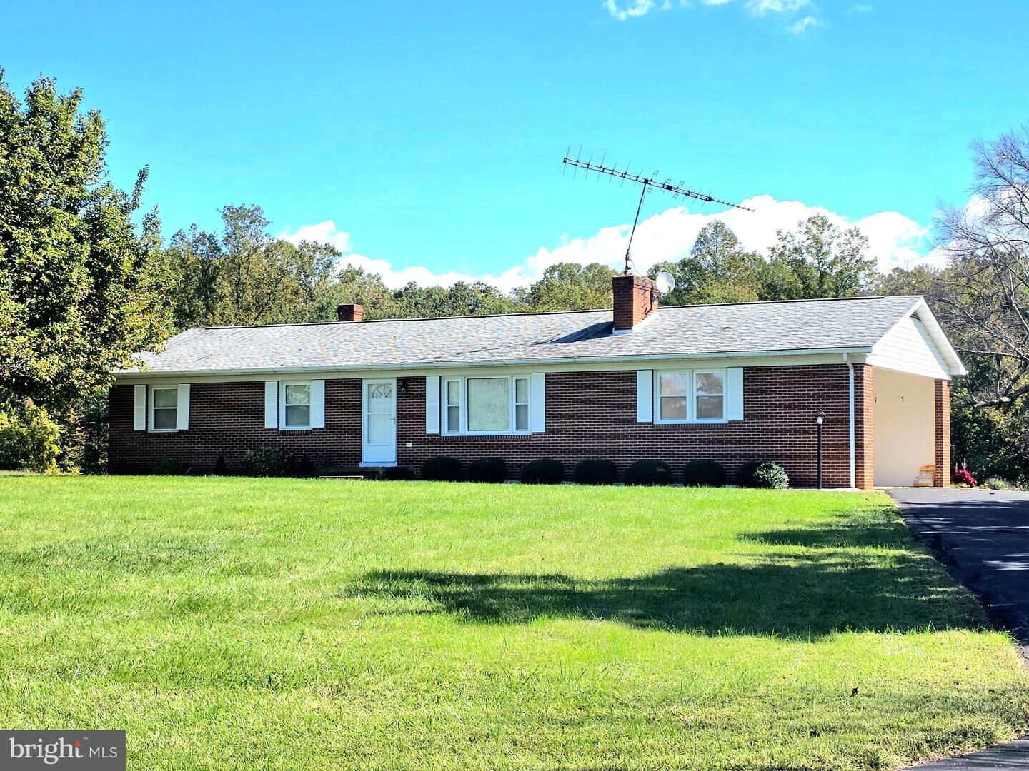 Property Photo: 17195 Reva Road VA 22701