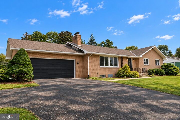 Property Photo: 325 Donna Lane PA 17403