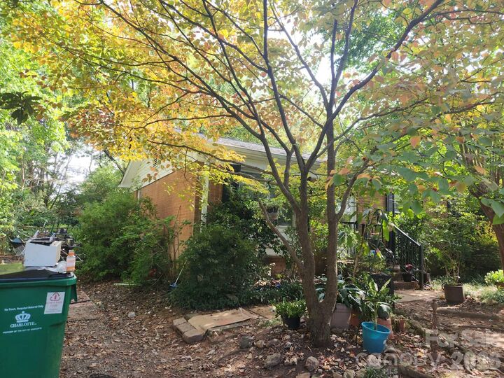 Property Photo:  800 Farmcrest Drive  NC 28206 