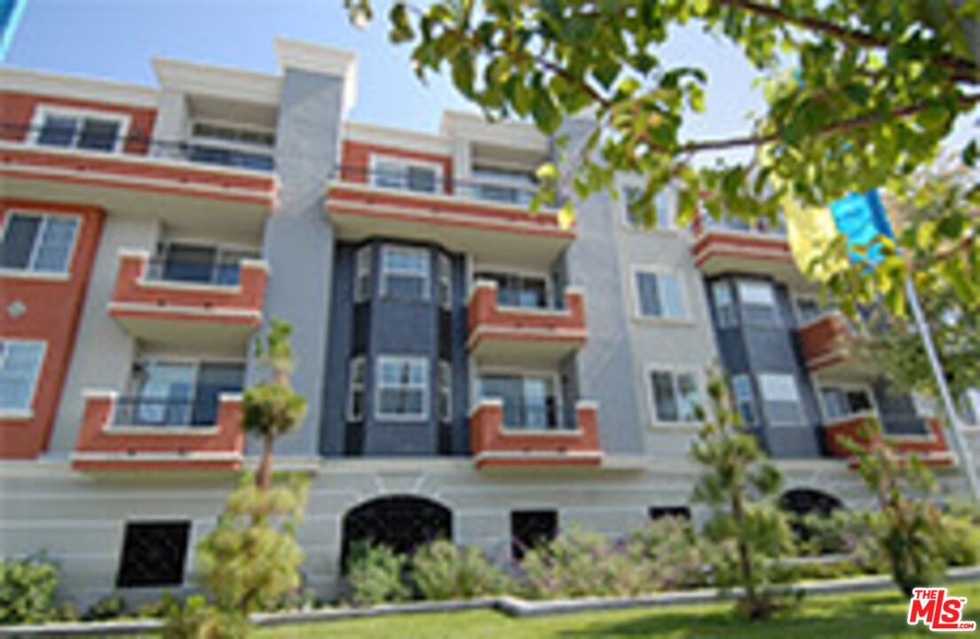 Property Photo: 15357 Magnolia Blvd, Unit 114 CA 91403