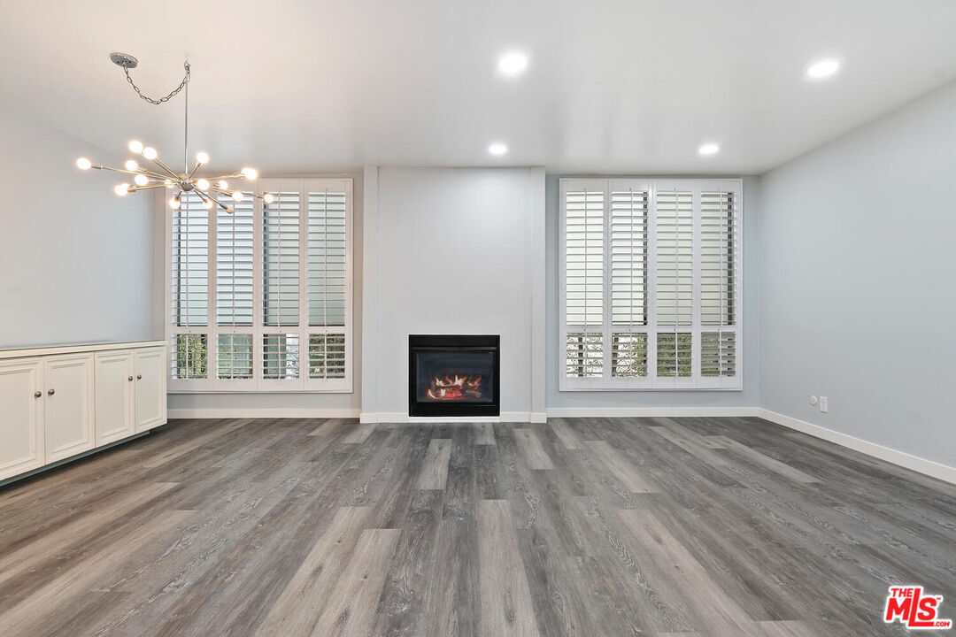Property Photo:  927 N Kings Rd, Unit 107  CA 90069 