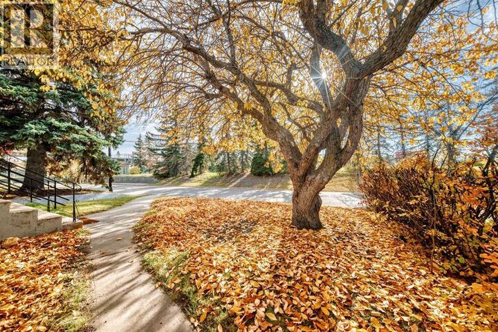 Property Photo:  2208 Capitol Hill Crescent Northwest  AB T2M 4B9 