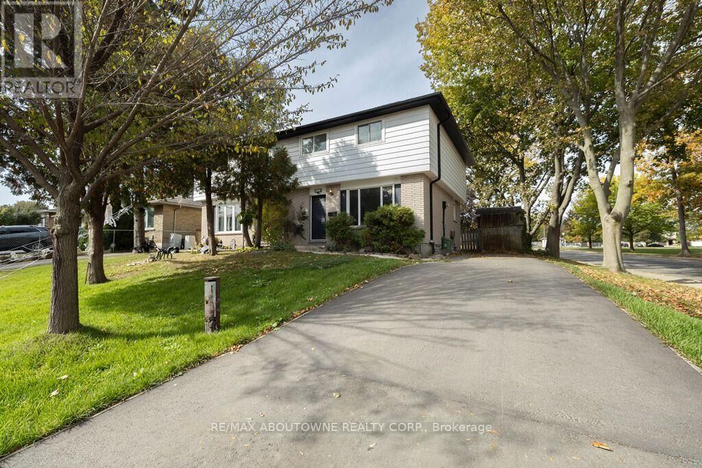Property Photo: 4 Glamis Court ON L9C 6B3