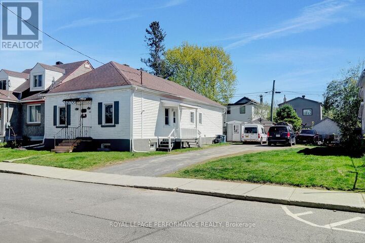 Property Photo:  228 Carillon Street  ON K1L 5X8 