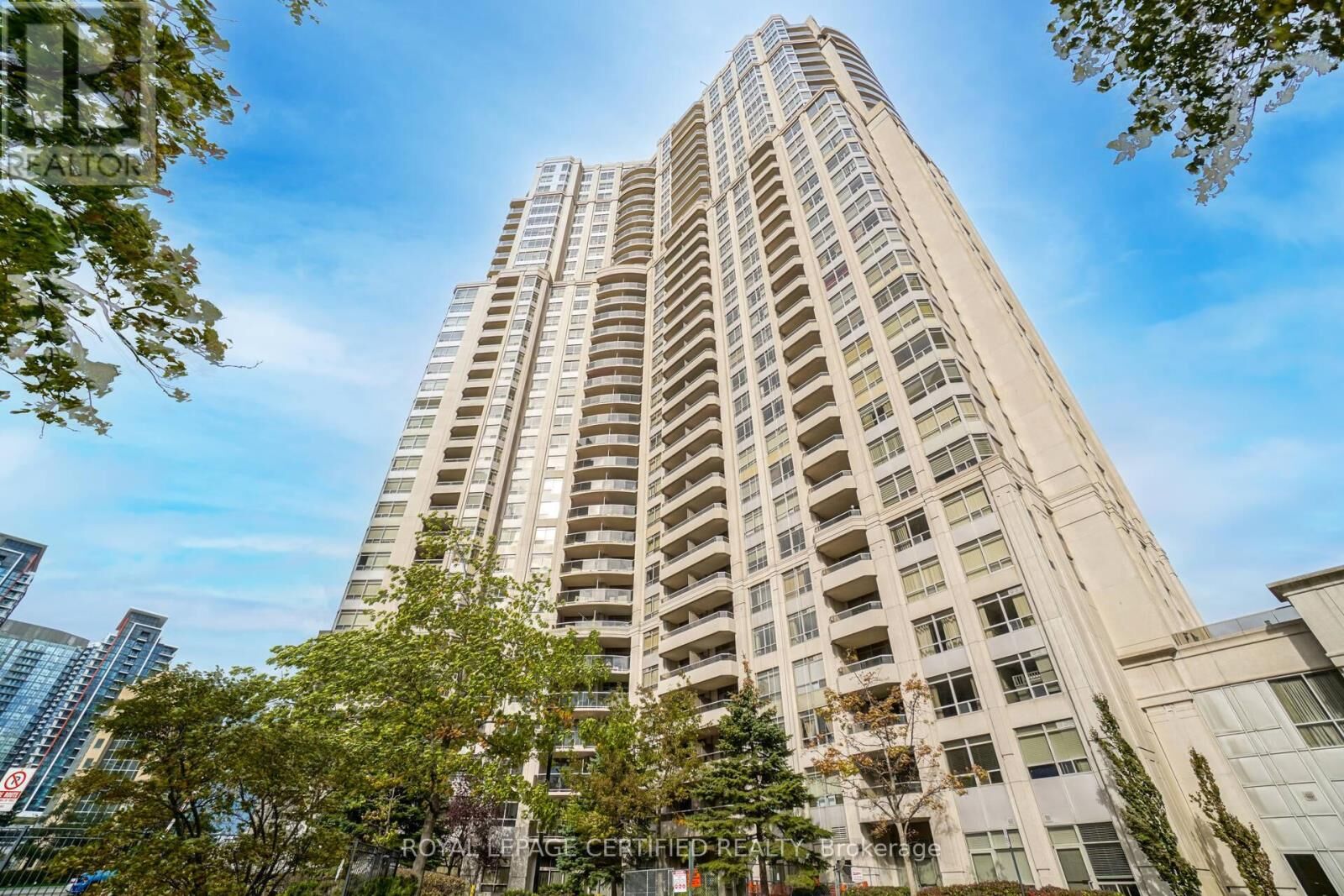 Property Photo:  35 Kingsbridge Garden Circle 507  ON L5R 3Z5 