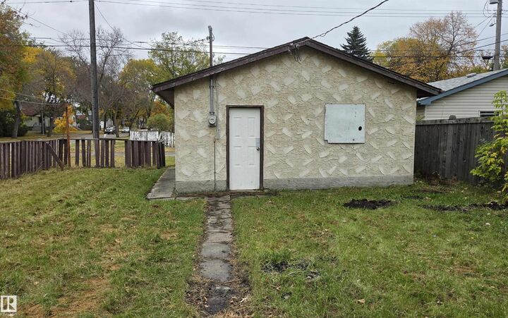 Property Photo:  12147 126 Street NW  AB T5L 0W6 