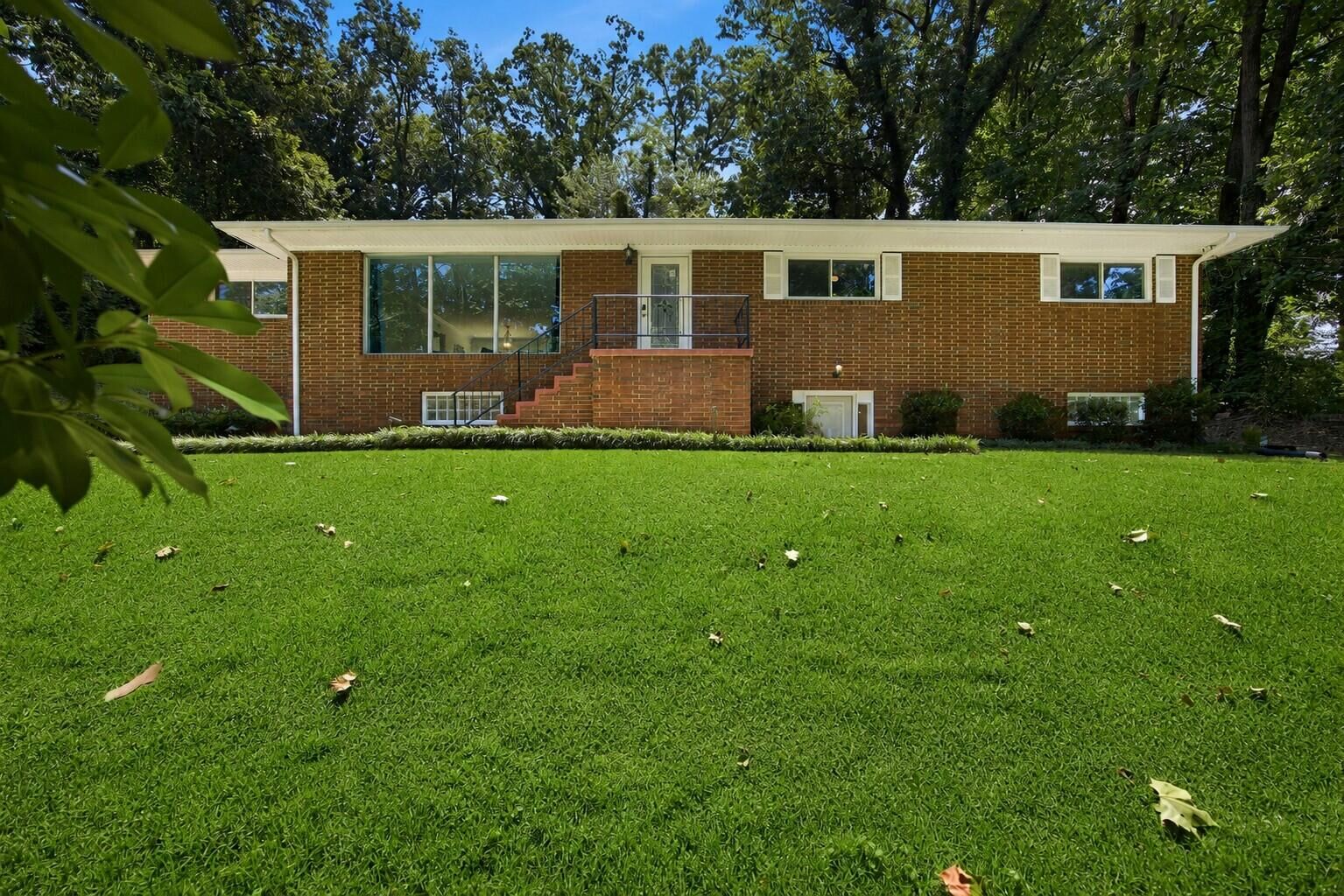 Property Photo: 610 W Shadowlawn Drive TN 37404
