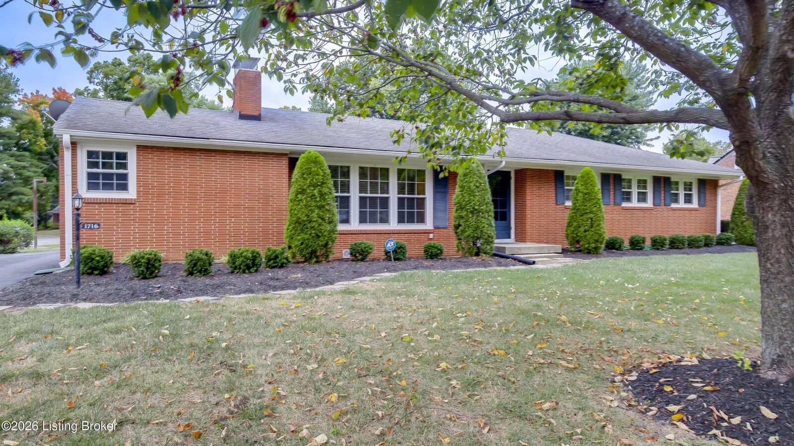 Property Photo: 1716 Devondale Dr KY 40222