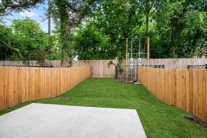 Property Photo:  5115 Briscoe Street A/B  TX 77033 