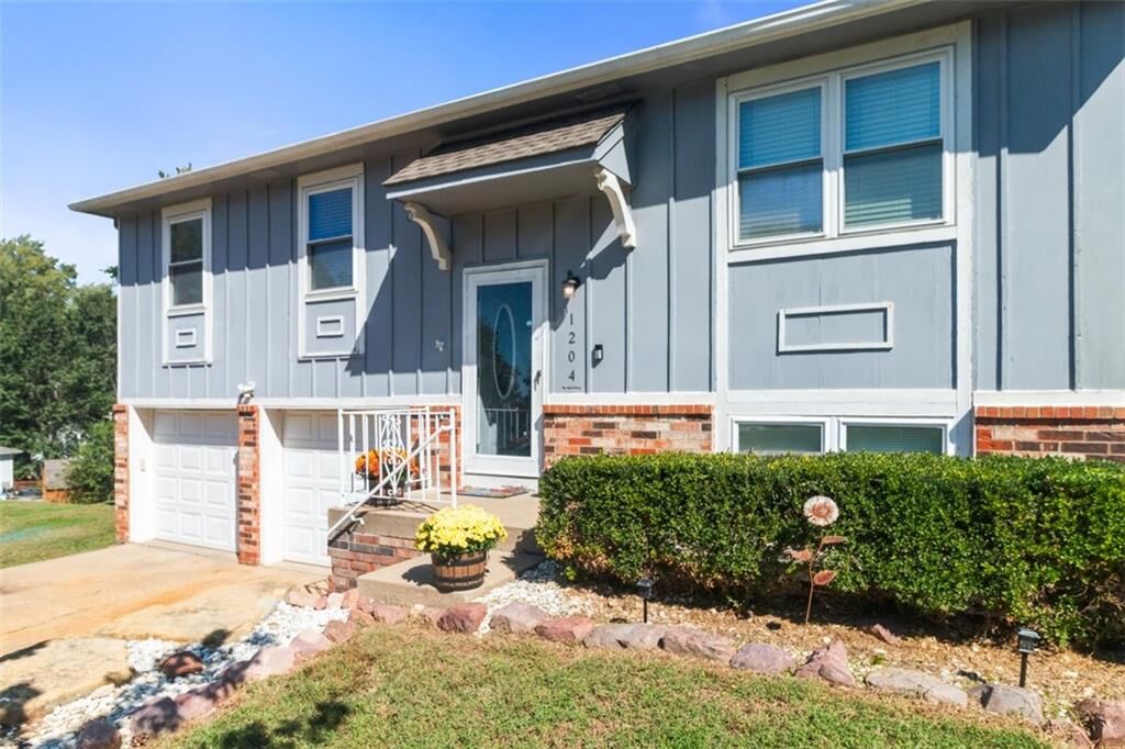 Property Photo: 1204 NW Trenton Place MO 64015