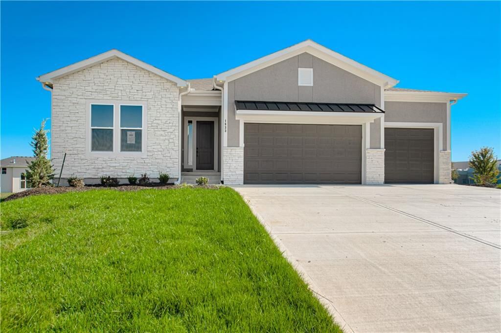 Property Photo: 1833 SW Arbor Park Drive MO 64082
