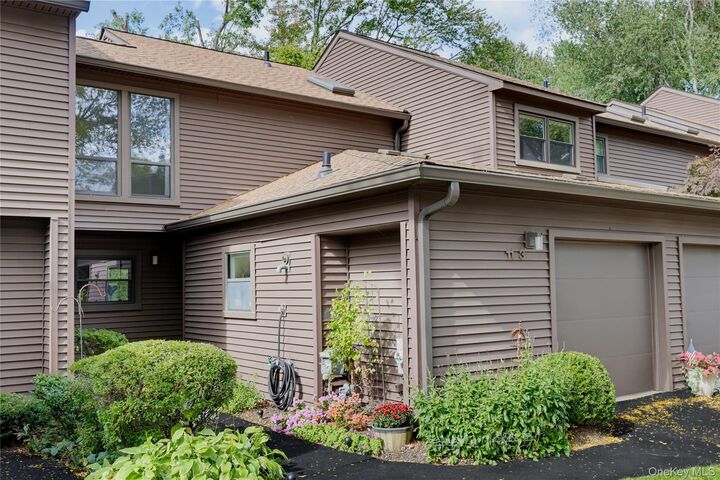 Property Photo:  113 Woods Brooke Circle  NY 10562 