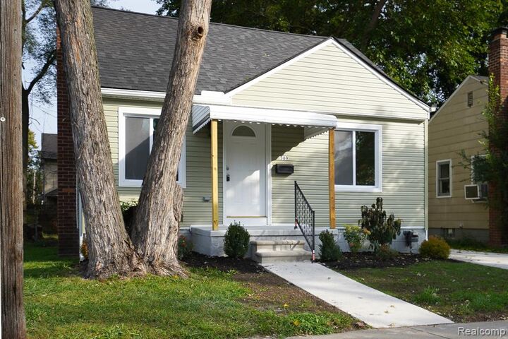 Property Photo:  569 E Coy Avenue  MI 48030 1225 