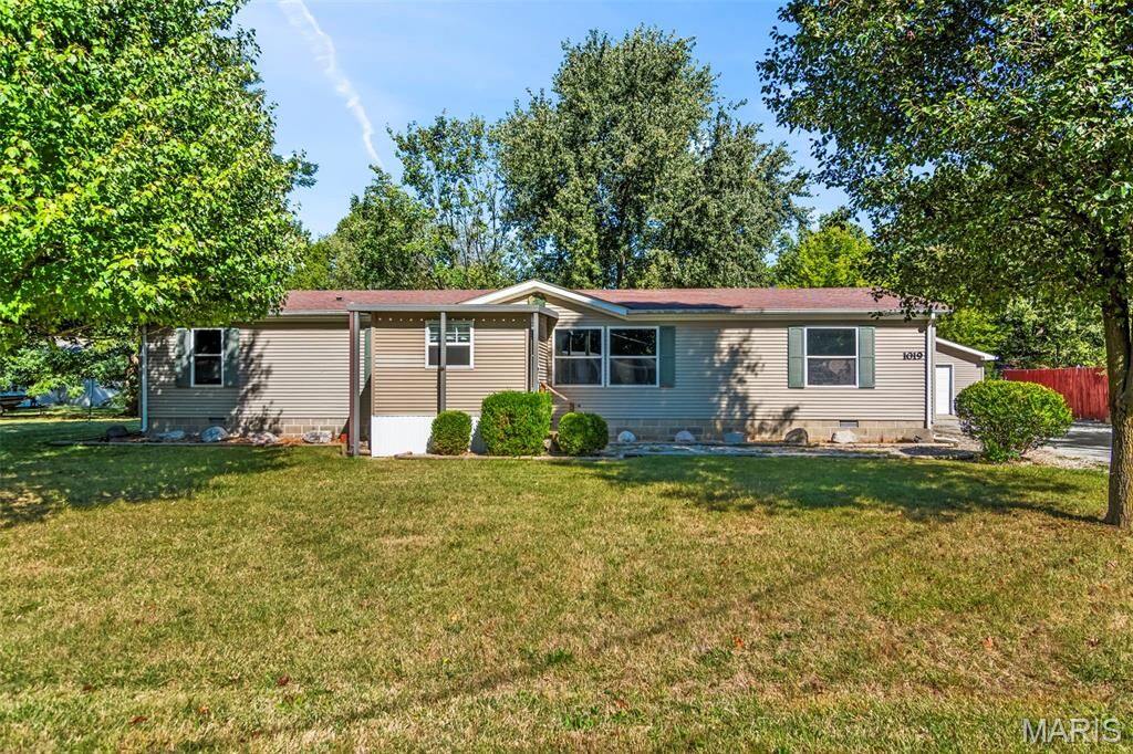 Property Photo:  1019 E Seneca Street  IL 62056 