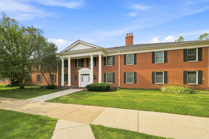 Property Photo:  540 Devonshire Lane 7  IL 60014 