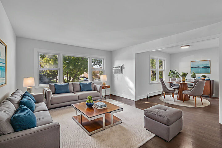 Property Photo:  512 W Ida Court  IL 60056 