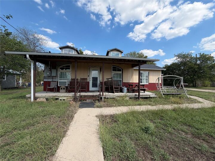 Property Photo: 407 S Live Oak Avenue TX 76648