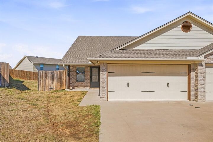Property Photo:  907 Dart Court  TX 76049 