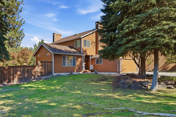 Property Photo:  61325 Victory Loop  OR 97702 