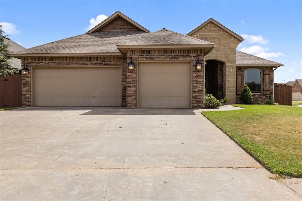 Property Photo: 10916 SW 35th Terrace OK 73099