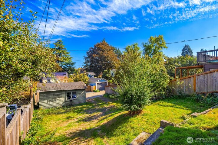 Property Photo:  2570  5th Avenue W  WA 98119 