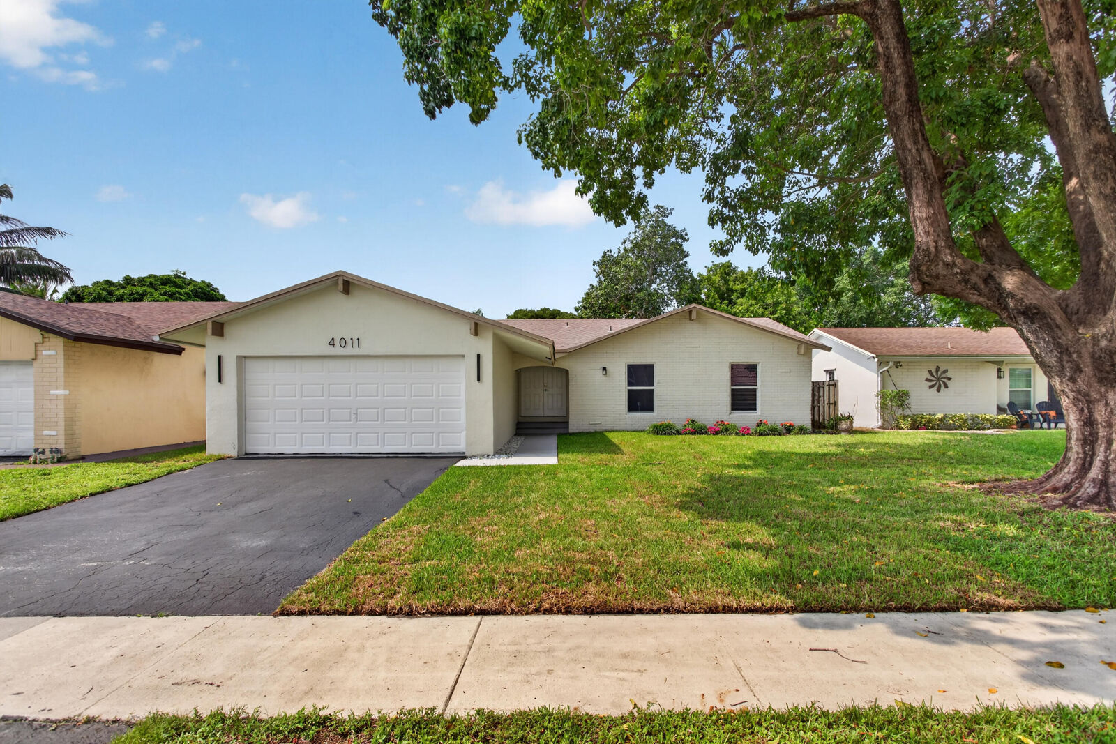 Property Photo: 4011 NW 93rd Avenue FL 33351