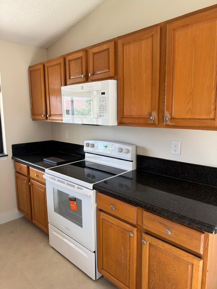 Property Photo: 700 Nottingham Circle F FL 33463