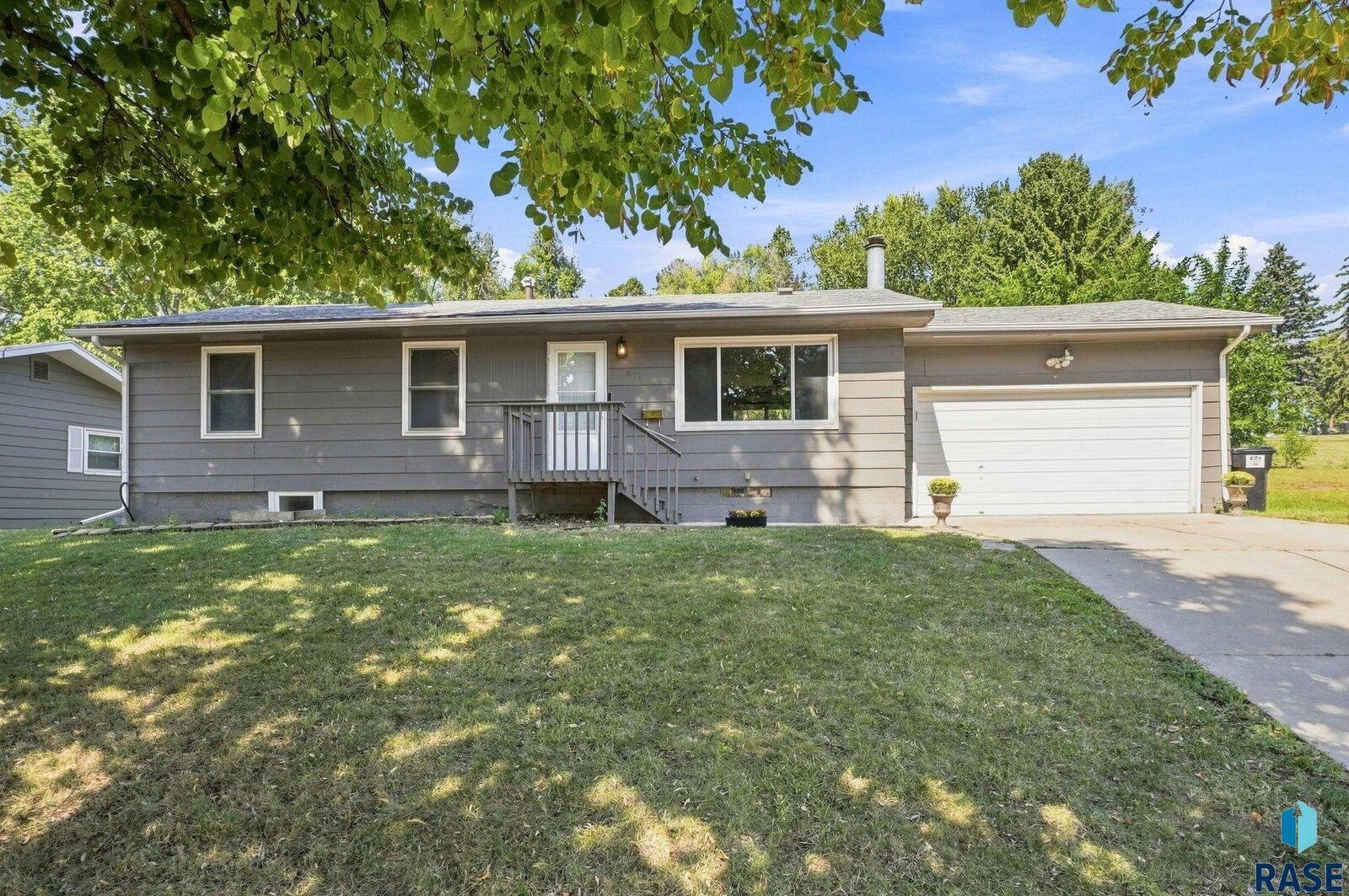 Property Photo:  817 S Foster Ave  SD 57103 