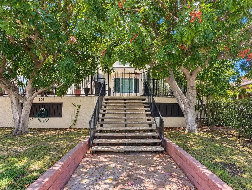 Property Photo: 909 E Garfield CA 91205