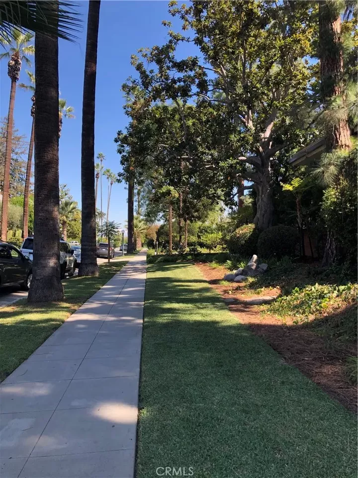 Property Photo:  380 S Orange Grove Bl 8  CA 91105 