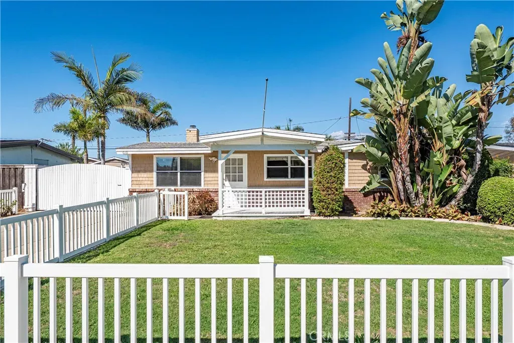 Property Photo:  610 W Bay Street  CA 92627 