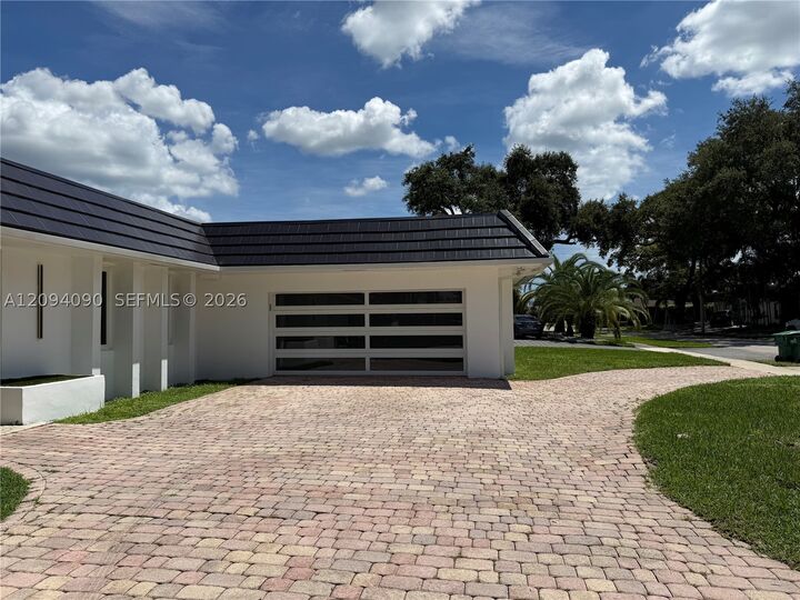 Property Photo:  2215 NE 204th St  FL 33180 