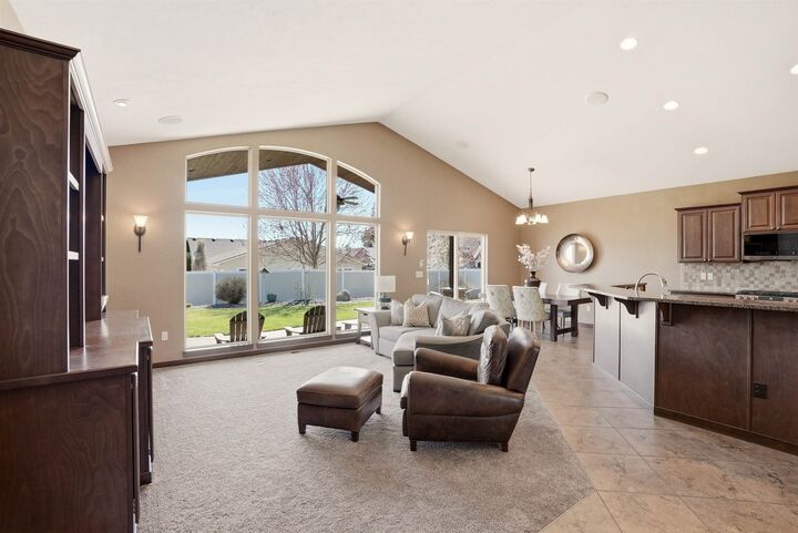 Property Photo: 202 E Alexa Ct WA 99208