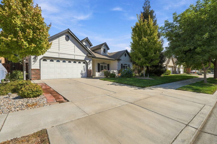 Property Photo: 3116 W Sady Court CA 93291