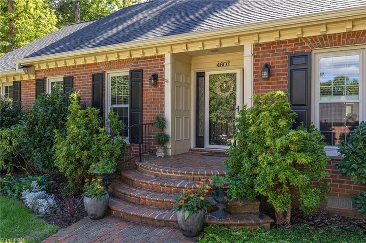 Property Photo: 4607 Kenbridge Drive NC 27410