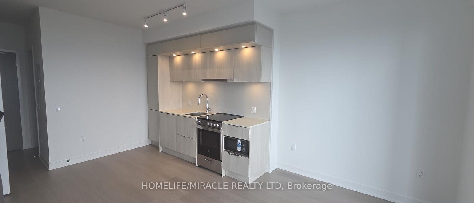 Property Photo: 448 Burnhamthorpe Road W 7509 ON L5B 0R4