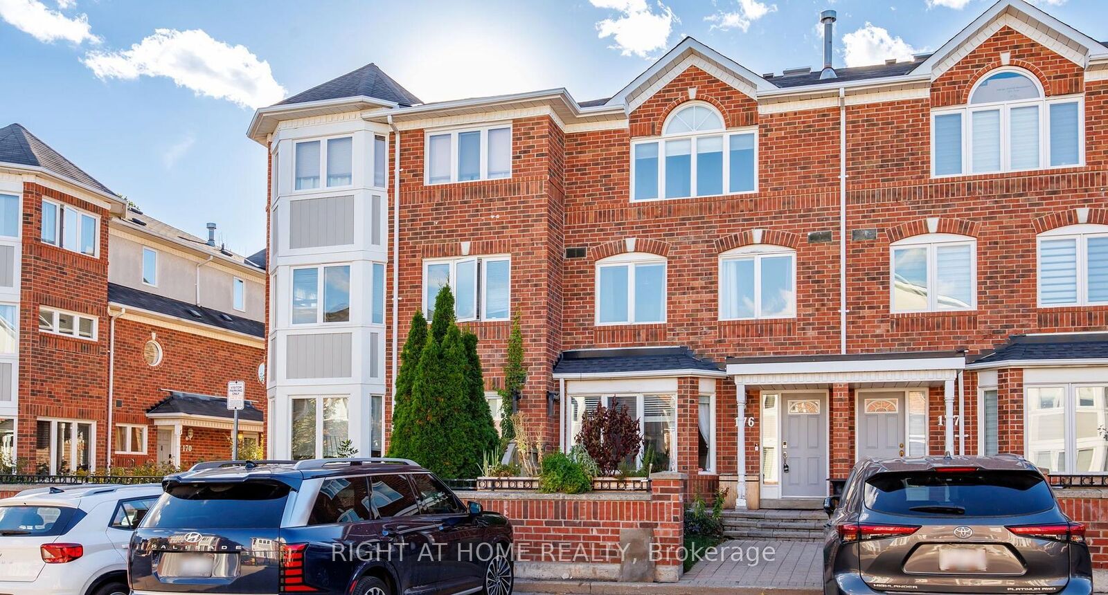 Property Photo:  18 Clark Avenue W 176  ON L4J 8H1 