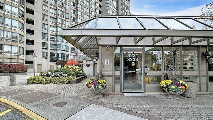 Property Photo: 3233 Eglinton Avenue E 1611 ON M1J 3N6