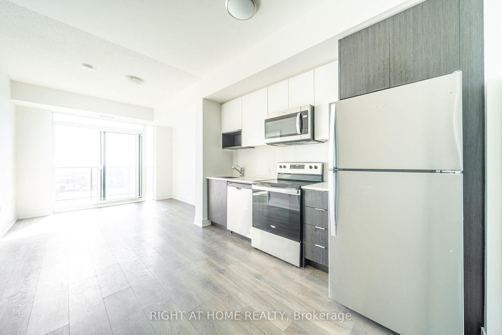 Property Photo: 204 Burnhamthorpe Road E 1310 ON L5A 0B3