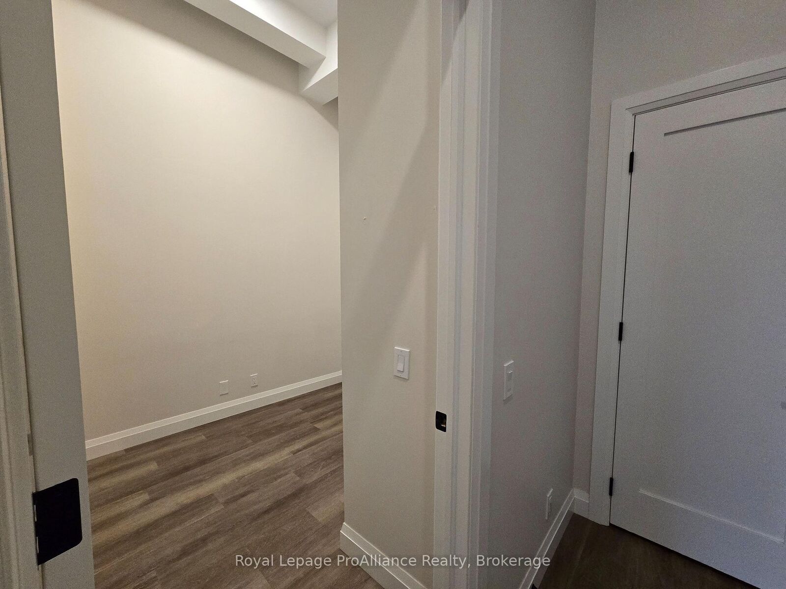 Property Photo:  261 Front Street 1  ON K8N 2Z6 