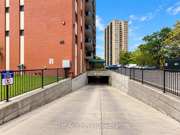 Property Photo:  45 Paisley Boulevard W 504  ON L5B 1E4 