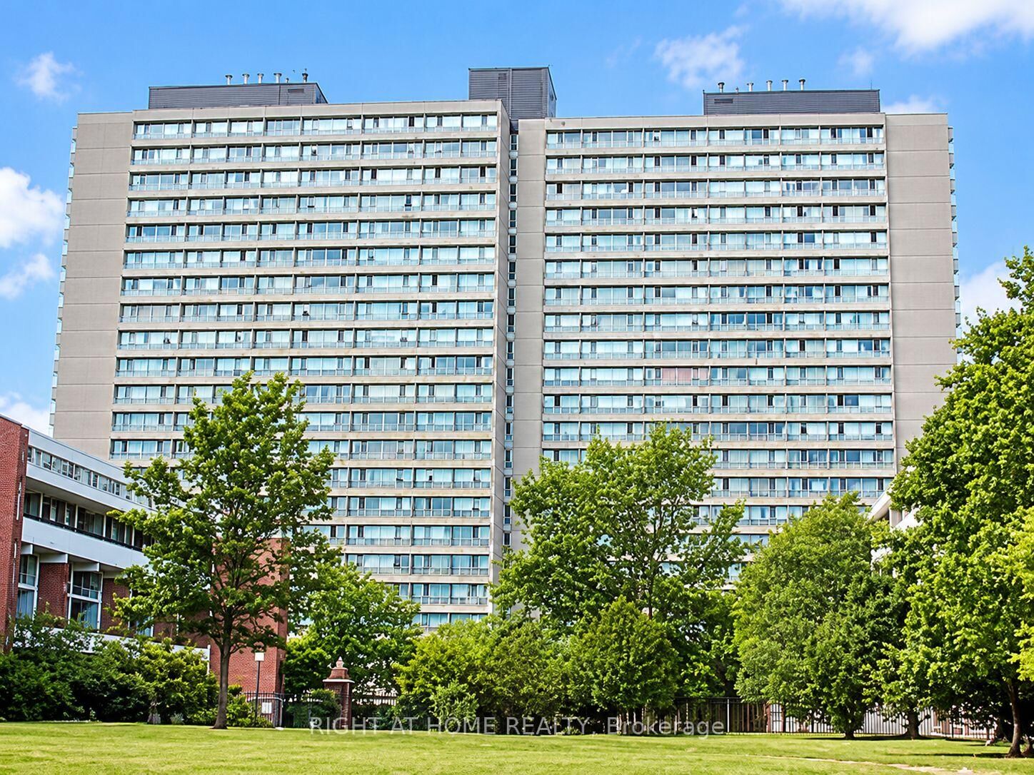 Property Photo:  100 Leeward Glenway 704  ON M3C 2Z1 