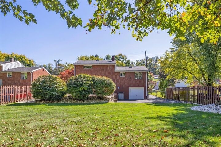 Property Photo:  820 Niagara Drive  PA 15642 
