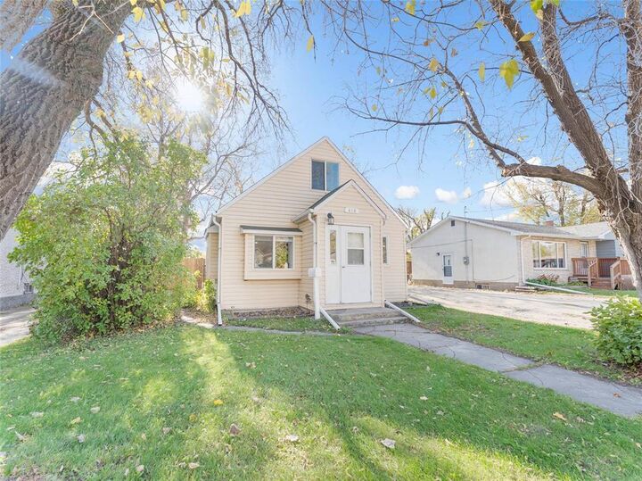 Property Photo:  406 Strathnaver Avenue  MB R1A 0H7 