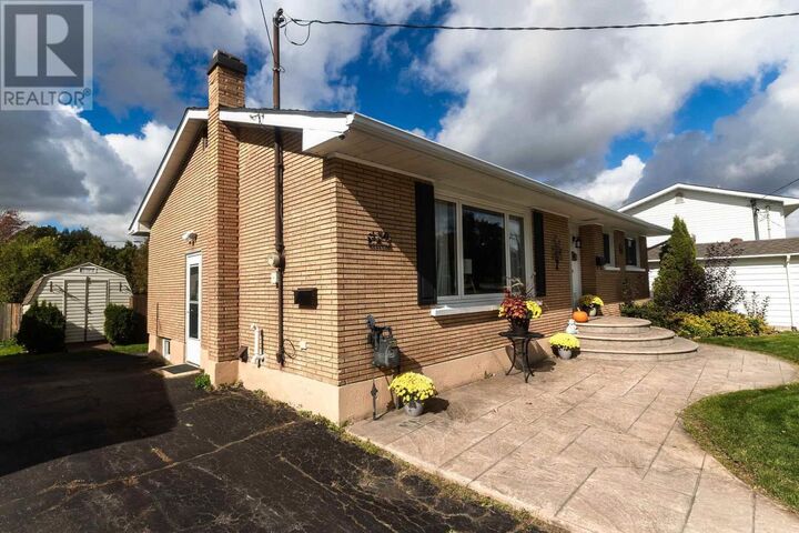 Photo de la propriété:  29 Routledge Ave  ON P6B 2X8 