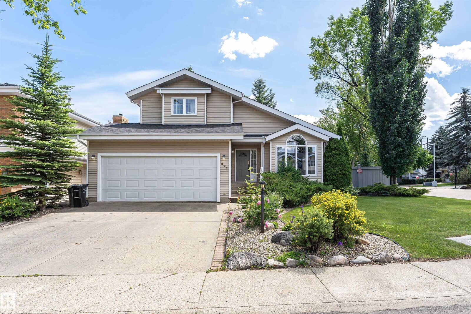 Property Photo:  221 Ockenden Place NW  AB T6R 1K5 