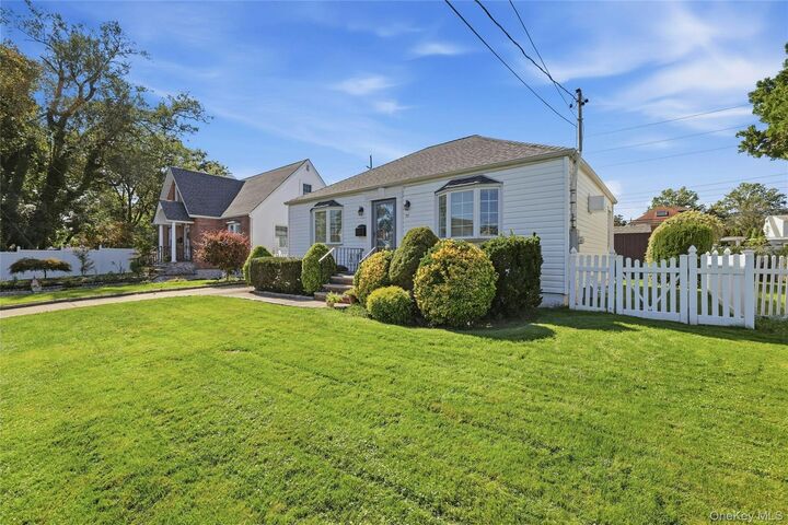 Property Photo: 53 Greenway W NY 11040