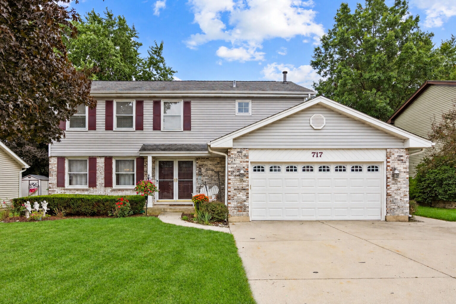Property Photo: 717 S Point Drive IL 60193